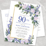 ブルーホワイト金ゴールドフローラ90th誕生日パーティー インビテーションポストカード<br><div class="desc">この90歳の誕生日パーティーエレガントの招待でフェミニン特別な女性を尊重する。90日は大書青文字。誕生祝い後を追。ゲストの名前も青い大文字で表記されている。残りの文字は柔らかいハト灰色。誕生祝い詳細はシックな金ゴールドフレームに囲まれ、白いバラと青い花が緑の飾花に囲ま葉れている。デザインの間伝統的に、開いた風通しの良い植物性の葉と文字与えはバイブコンテンポラリーだ。ポストカードバックには、パーティーを記述するために使用できる個人メッセージが含まれている。</div>