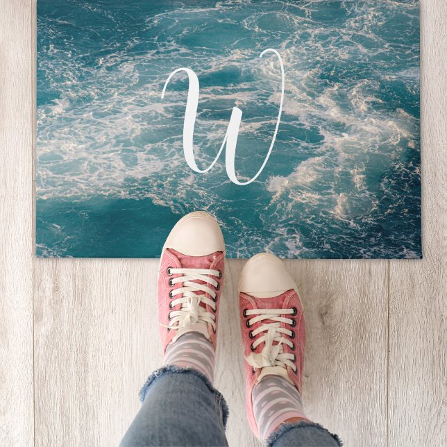 ブルーホワカリブのイトウェイズシースケープモノグラム ドアマット (Caribbean Blue White Waves Seascape Monogram Doormat)