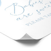 ブルーボウタイボーイベビーシャワーベビーは甘いサイン ポスター (角)