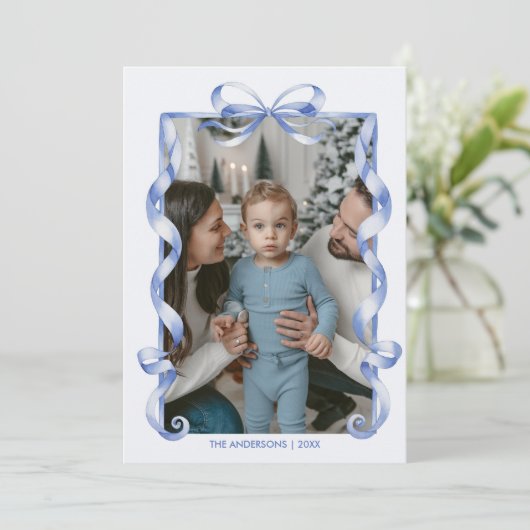 ブルーボウリボンフレームクリスマスファミリーフォト シーズンカード (スタンド正面)
