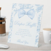 ブルーボウ名門私立校風のタイ男の赤ちゃんシャワーおむつラッフル 台座サイン (インサイチュ)