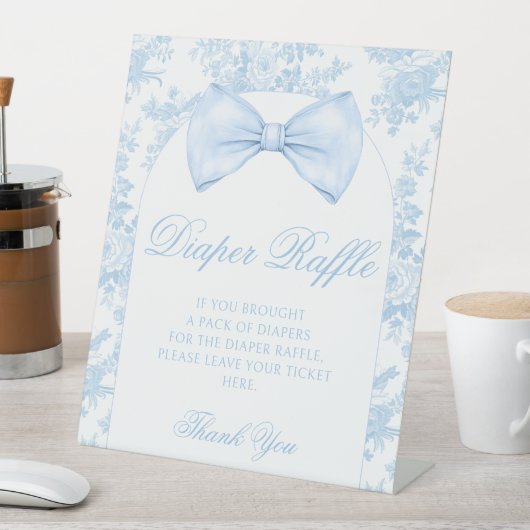 ブルーボウ名門私立校風のタイ男の赤ちゃんシャワーおむつラッフル 台座サイン (インサイチュ)