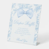 ブルーボウ名門私立校風のタイ男の赤ちゃんシャワーおむつラッフル 台座サイン (正面)