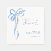 ブルーボウ彼女は結び目のブライダルシャワー スタンダードカクテルナプキン (正面)