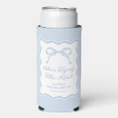 ブルーボウ結び目のバチェロレッテ スリム缶クーラー (Seltzer正面)