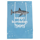 ブルーボーイズ誕生日パーティシャークカスタムズ ミディアムペーパーバッグ (裏面)