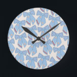 ブルーボーズコケット ラウンド壁時計<br><div class="desc">ライトブルーのクリスマスの弓 – コケットのリボン – ピンクの弓とクリームの白い背景。</div>