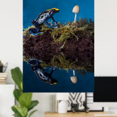 ブルーポイズンダーツカエルとキノコ ポスター (ホームオフィス)