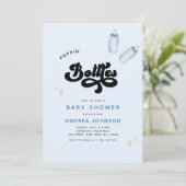 ブルーポップンボトルおもしろいボーイベビーシャワー 招待状 (スタンド正面)