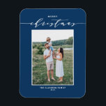 ブルーミッモダンクスタイポグラフィメリークリスマスフォト マグネット<br><div class="desc">メリークリスマス!このカスタマイズ可能なクリスマスマグネットと家族や友人にクリスマスの願モダンいを送信する。スクリプトとエレガントタイポグラフィを備えシンプルている。名前と写真を追加して、この写真クリスマスカードをパーソナライズ。この青いクリスマスマグネットは他のカードのストックと色で利用可能である。</div>