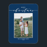 ブルーミッモダンクスタイポグラフィメリークリスマスフォト マグネット<br><div class="desc">メリークリスマス!このカスタマイズ可能なクリスマスマグネットと家族や友人にクリスマスの願モダンいを送信する。スクリプトとエレガントタイポグラフィを備えシンプルている。名前と写真を追加して、この写真クリスマスカードをパーソナライズ。この青いクリスマスマグネットは他のカードのストックと色で利用可能である。</div>