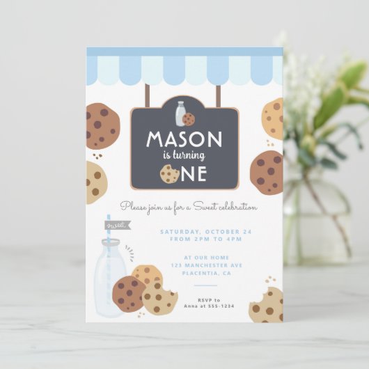 ブルーミルクとクッキーの最初の誕生日の男の子 招待状 (スタンド正面)