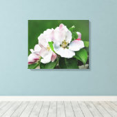 ブルーミングアップルツリー春キャンバスウォールアート キャンバスプリント (インサイチュ (ウッドフロア))
