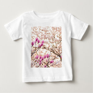 ブルーミングピンクパープルマグノリアス春花 ベビーTシャツ
