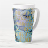 ブルーメス顔金ゴールド感動的引用文 カフェラテマグ (右アングル)