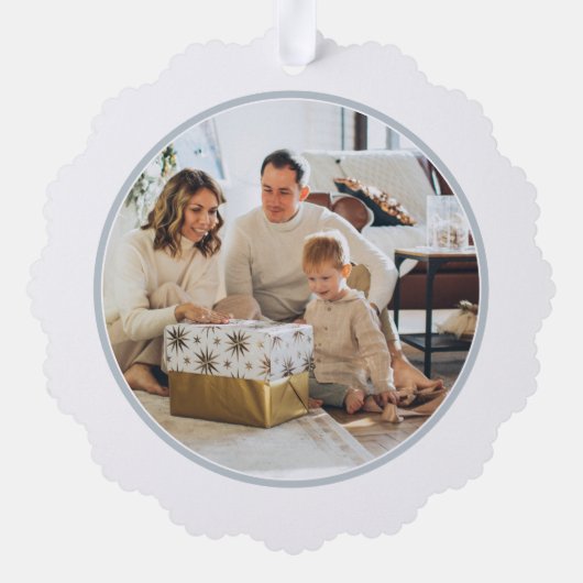 ブルーメリークリスマスタイポグラフィパーソナライズされた写真 オーナメントカード (裏面)