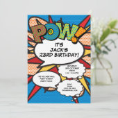 ブルーモダンおもしろい誕生日パーティー漫画ブック任意の年齢 招待状 (スタンド正面)