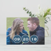 ブルーモダンな円形の写真を使ったSave the Date招待状 招待状 (スタンド正面)