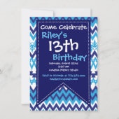 ブルーモダンシェブロンバースデーパーティ招待状 招待状 (正面)