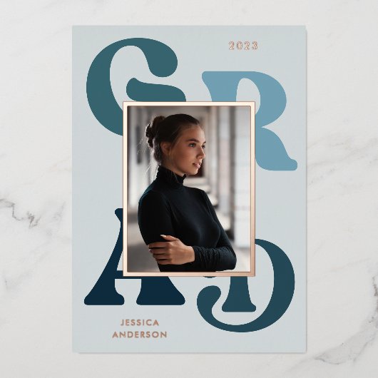 ブルーモダンレトロタイポグラフィ写真2022卒業 箔招待状 (正面)