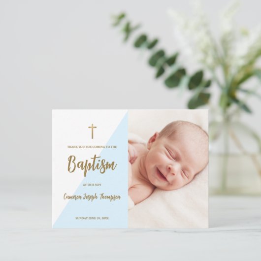 ブルーモダン金ゴールドクロスカスタム男の赤ちゃんバプテスマ ポストカード (スタンド正面)