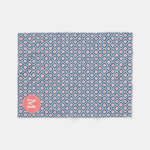 ブルーモノグラムのコーラルダイヤモンドイカットパターン フリースブランケット (正面(横))