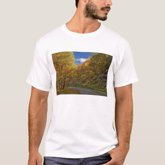 ブルーリッジパークウェイの秋の紅葉 Tシャツ (正面)