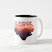 ブルーリッジパークウェイノースカロライナの地図 ツートーンマグカップ (正面右)