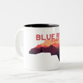 ブルーリッジパークウェイノースカロライナの地図 ツートーンマグカップ (正面左)
