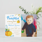 ブルーリトルカボチャ秋ボーイ誕生日写真 招待状 (スタンド正面)