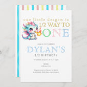 ブルーリトルドラゴン半分に1つの6ヶ月誕生日 招待状 (正面/裏面)