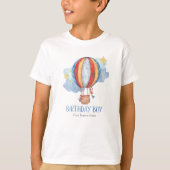 ブルーレッドホットエアバルーンスターズハッピーバースデーボーイ Tシャツ (正面)