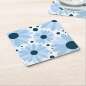 ブルーレトロスタイルデイジーとダークブルーのドット スクエアペーパーコースター (アングル)
