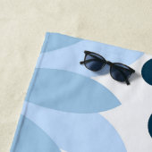 ブルーレトロスタイルデイジーとダークブルーのドット ビーチタオル (インサイチュ)