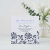 ブルーレトロ花柄デザインの誕生日招待状 招待状 (スタンド正面)