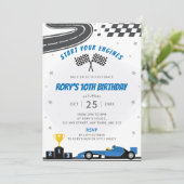 ブルーレーシングカーの誕生日パーティーへの招待 招待状 (スタンド正面)