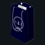 ブルーロ航海のープといかりモノグラム スモールペーパーバッグ<br><div class="desc">そしてモダントレンディーデザインは航海のロープといかりイラストレーションを備えパーソナライズされた、あなたのモノグラム、イニシャル、名前、または種類の贈り物の1つのための選択の文字と一緒になることができる。</div>