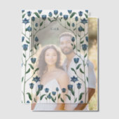 ブルーワイルドフラワーヴィンテージフローラフレームモノグラム ベラム紙招待状 (オフセット (カップル))