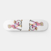 ブルーンドガールスケートボードとピンクバイク スケートボード (横)