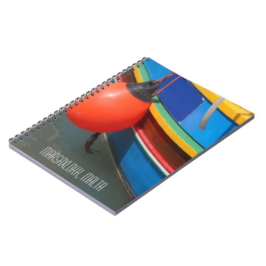 ブルー伝統的イエローストライプの魚釣りボートマルタ ノートブック (左側)