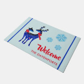 ブルー北欧クリスマストナカイのペアへようこそ ドアマット (アングル)