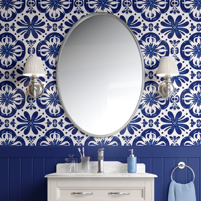 ブルー地中海のフローリッシュインジゴ&ホワイトトラッド 壁紙 (Mediterranean Blue Flourish - Indigo and White - Traditional Peel and Stick Wallpaper)