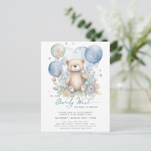 ブルー我々は可愛い男の子の赤ちゃんシャワーを待つことができる インビテーションポストカード (スタンド正面)