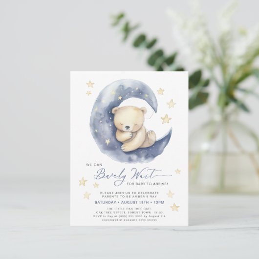 ブルー我々は可愛い男の子の赤ちゃんシャワーを待つことができる インビテーションポストカード (スタンド正面)