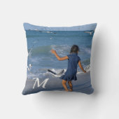 ブルー海ビーチガールフォトホワイトイニシャル クッション (裏面)