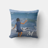 ブルー海ビーチガールフォトホワイトイニシャル クッション (正面)