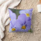 ブルー淡い色のパンジー装飾用クッション クッション (ブランケット)
