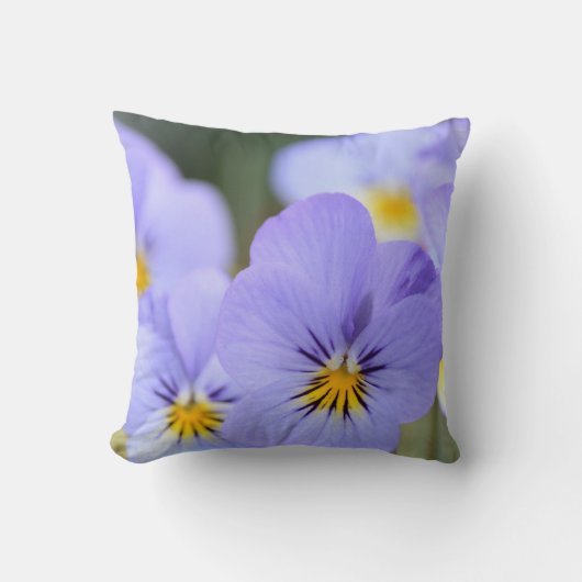 ブルー淡い色のパンジー装飾用クッション クッション (正面)