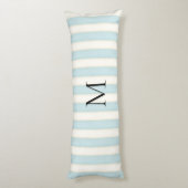 ブルー淡い色の&アンティークホワストライプイトモノグラムの ボディピロー (裏面 (縦))