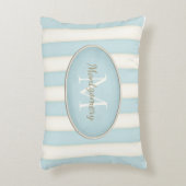 ブルー淡い色の&クリームズストライプ楕円形モノグラム アクセントクッション (正面(垂直))